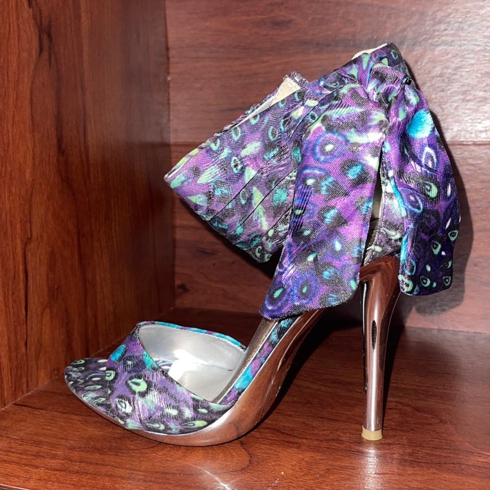 Never worn outside Size 8. Peacock print Shi by a Journeys heel.